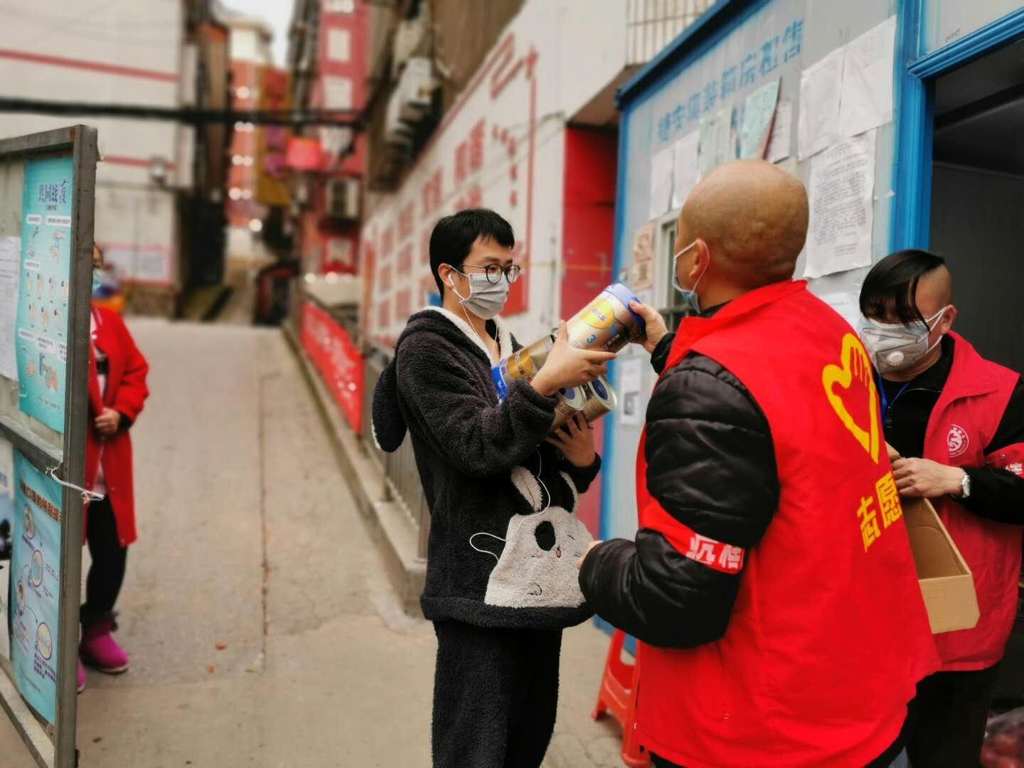 湖北-荊門公交集團-寧飛（社區(qū)義工服務(wù)，幫居民買奶粉）.jpg