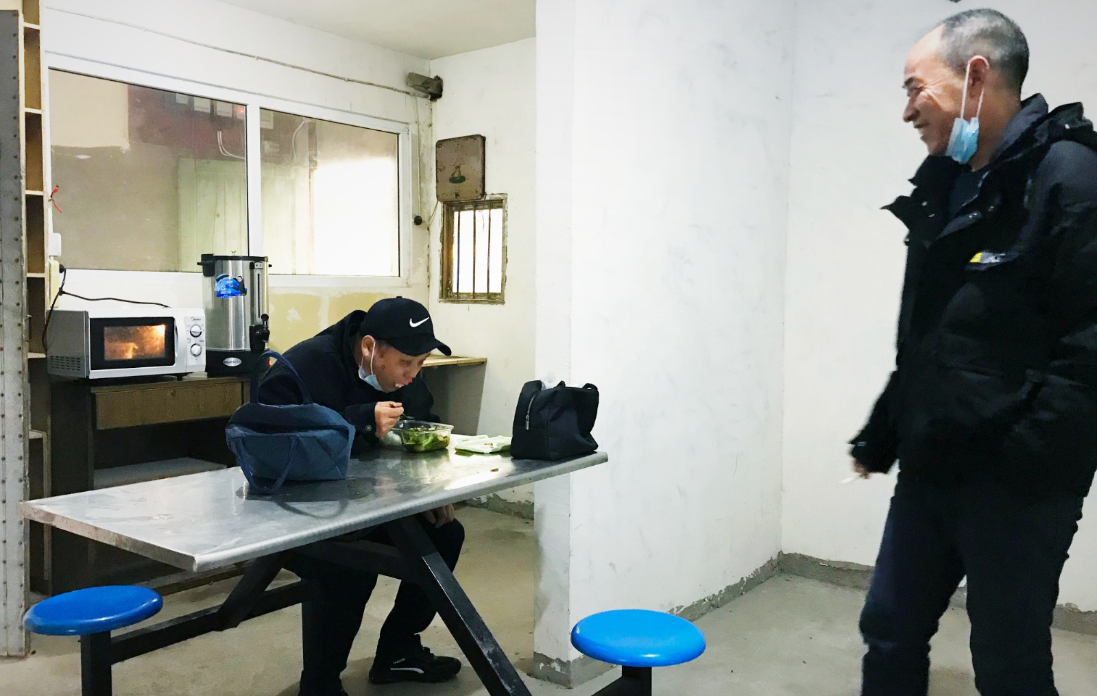 10月份，公司新租建駕駛員休息室之一，駕駛員在休息室內(nèi)愉悅休息與交談.jpg